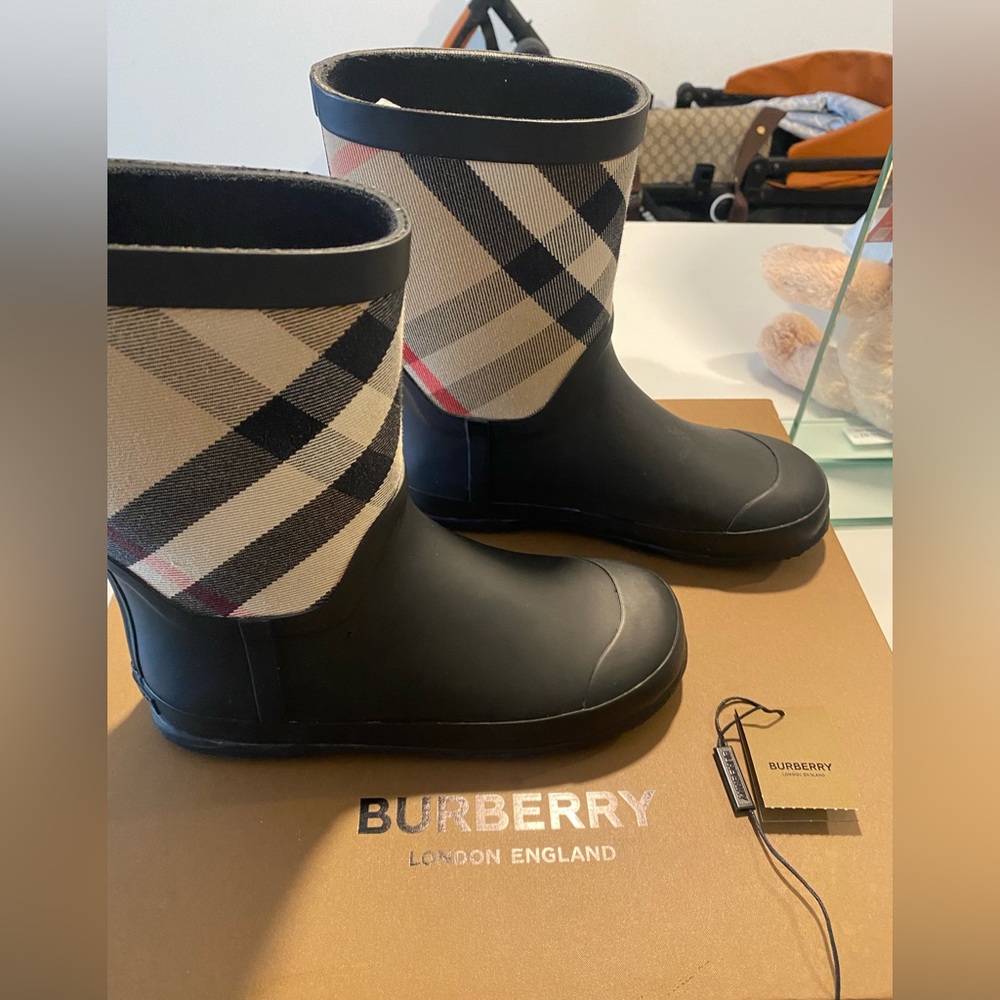 Burberry kids boots size 32/1
